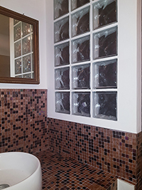 Bagno mosaico con finestra vetromattone